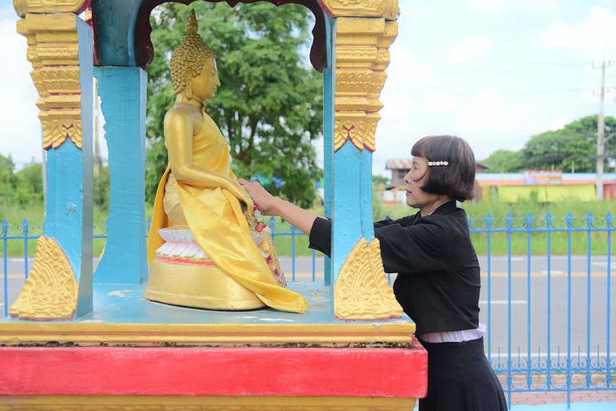 ผอ.เขต สักการะสิ่งศักดิ์สิทธิ์และเจ้าที่เจ้าทาง