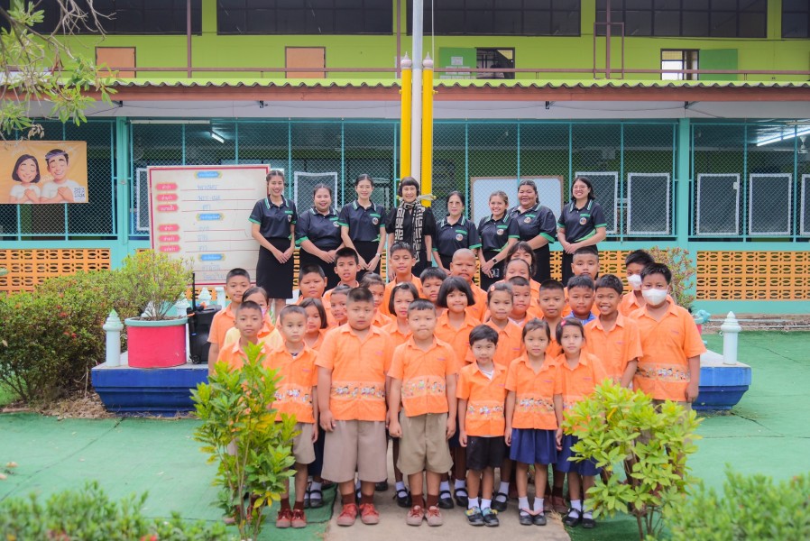 กิจกรรม ผอ.เขตพบนักเรียนหน้าเสาธง